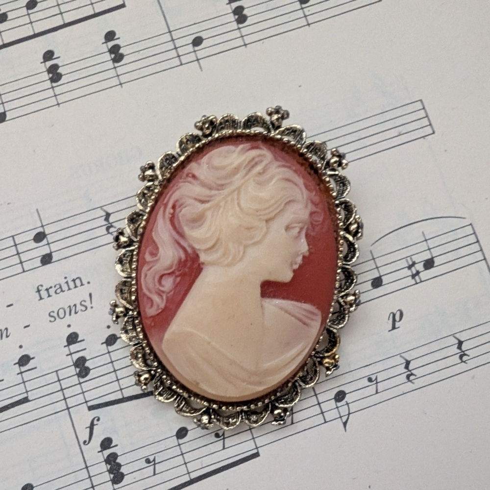 Gerry's Vintage Cameo Pendant